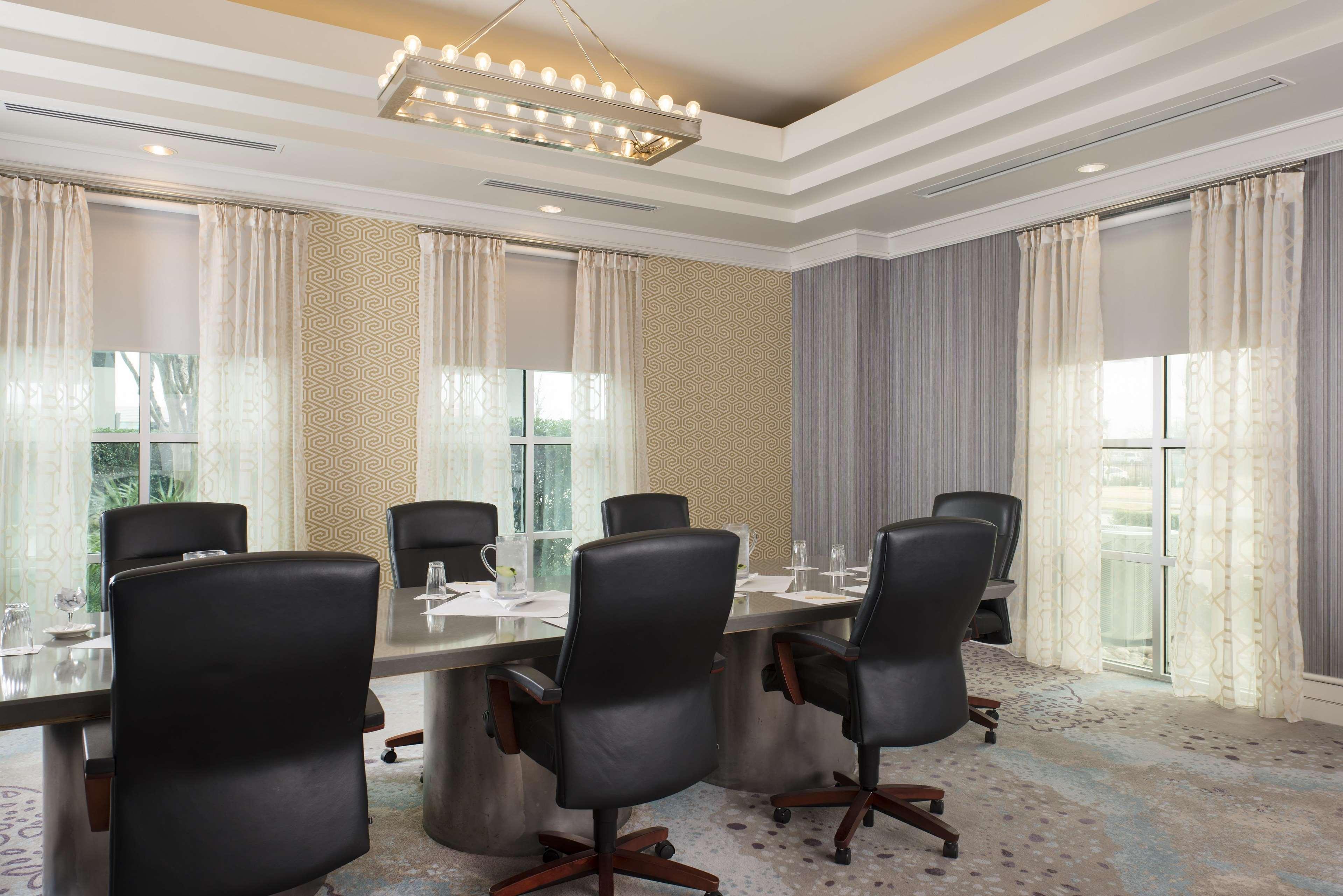 Doubletree By Hilton Hotel Dallas - Love Field Bagian luar foto