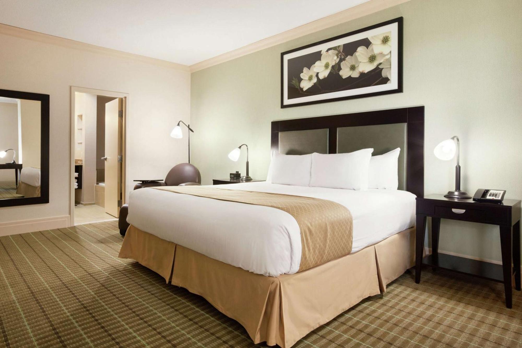 Doubletree By Hilton Hotel Dallas - Love Field Bagian luar foto